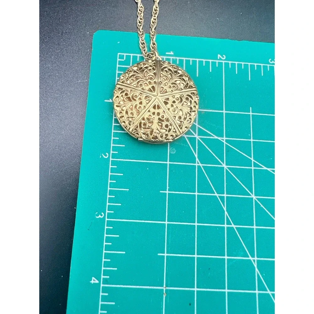 Trifari tone chain photos